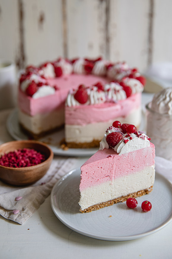 Vegaaninen punaherukka-valkosuklaakakku