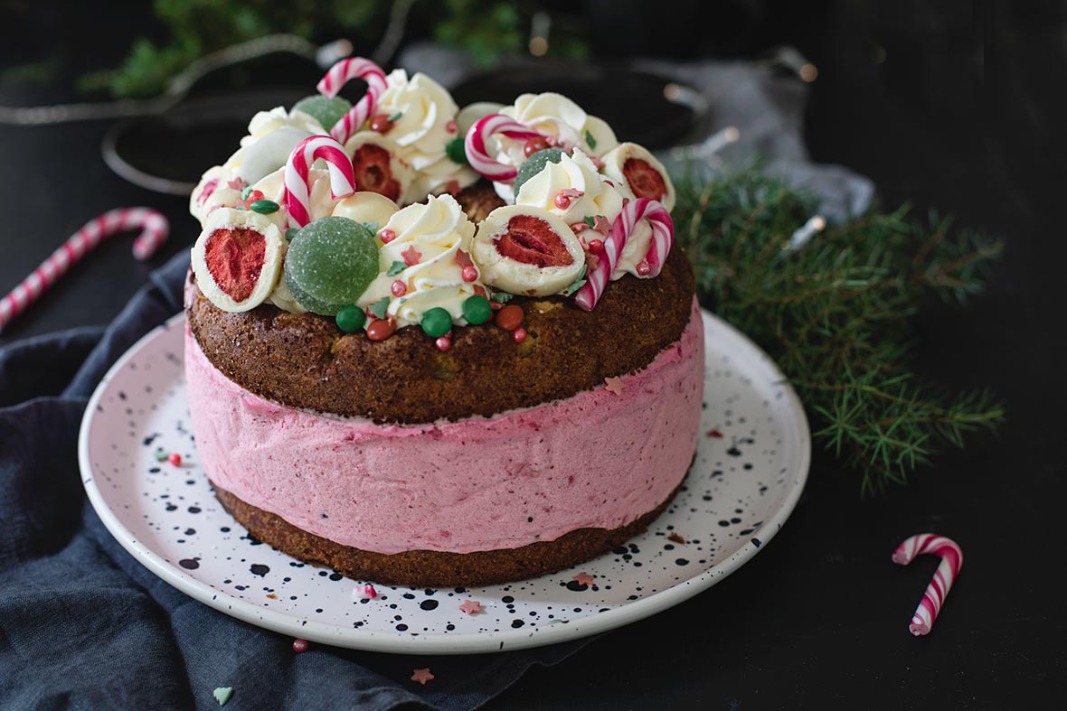 Omenapiirakka-puolukkakakku