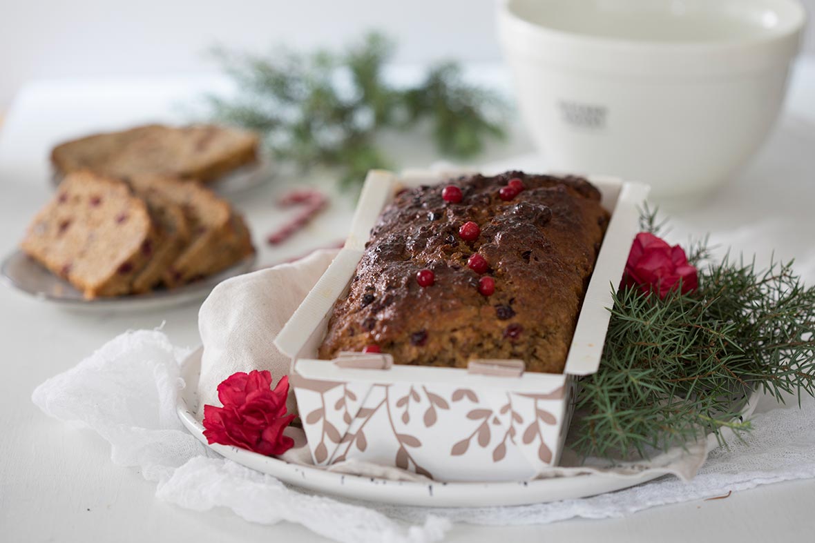 Puolukka-pähkinäleipä