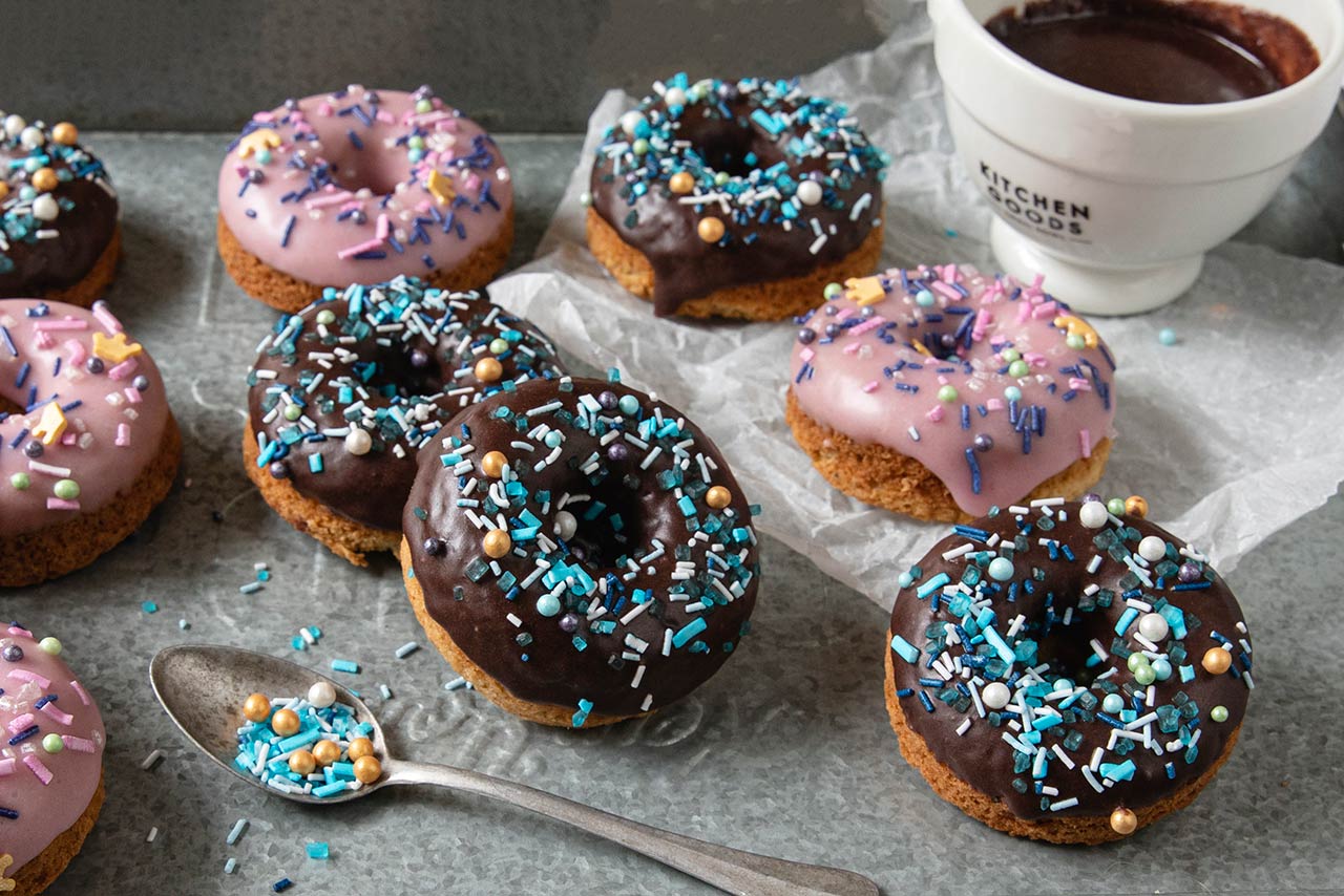 Donitsit marja- ja mokkakuorrutteella