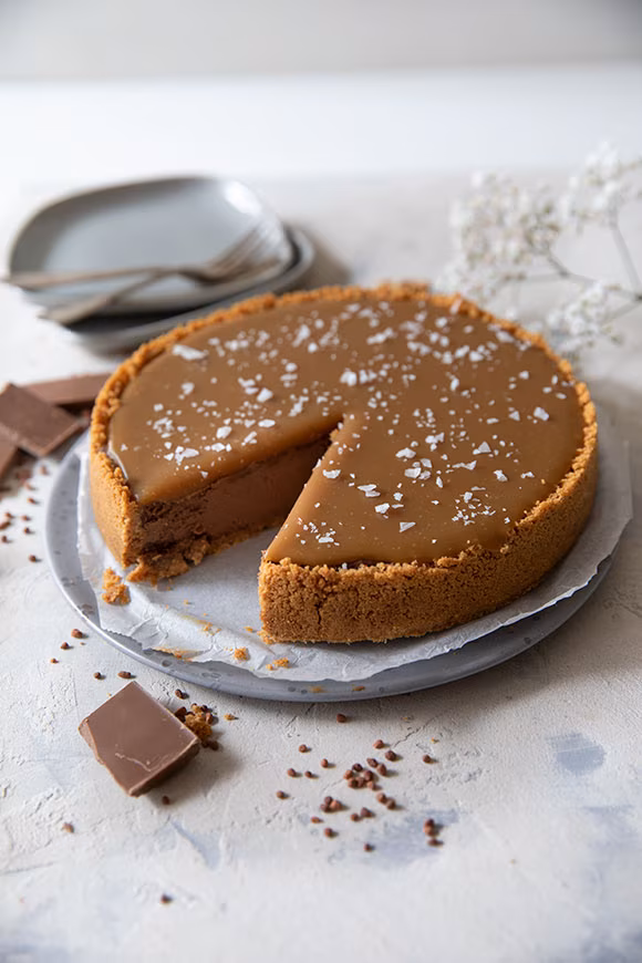 Suolakinuski-suklaajuustokakku-leikattu