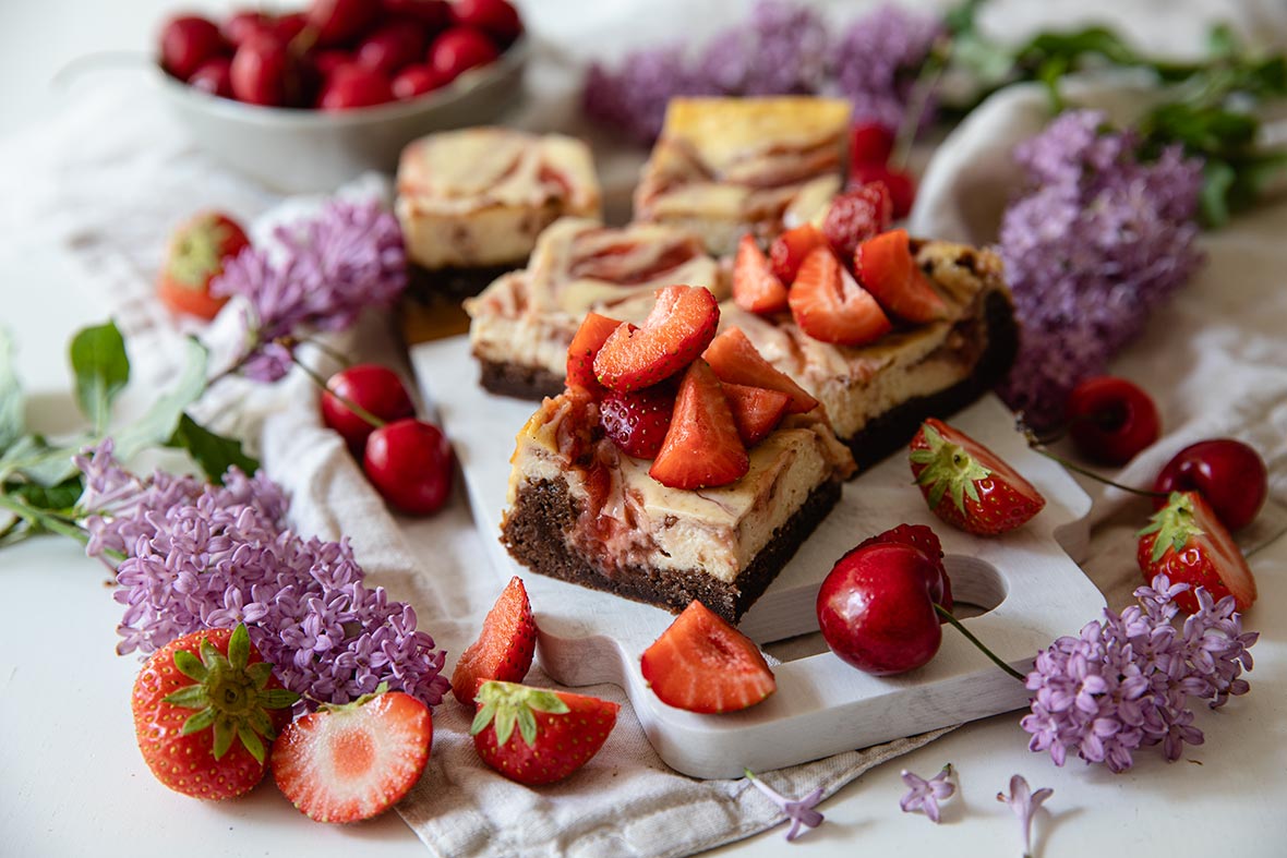 Mansikka-juustokakkubrownie