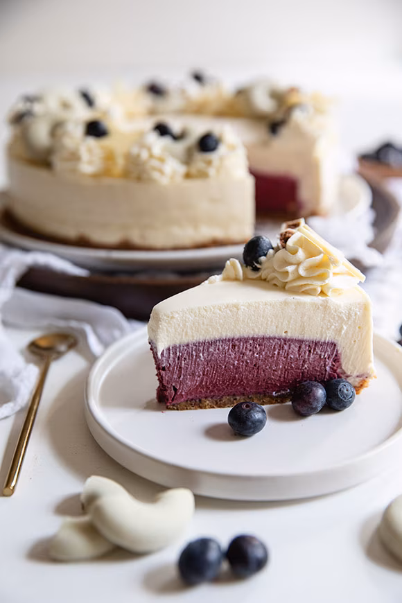 mustikka-valkosuklaajuustokakku