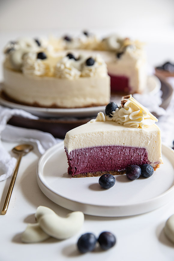 mustikka-valkosuklaajuustokakku