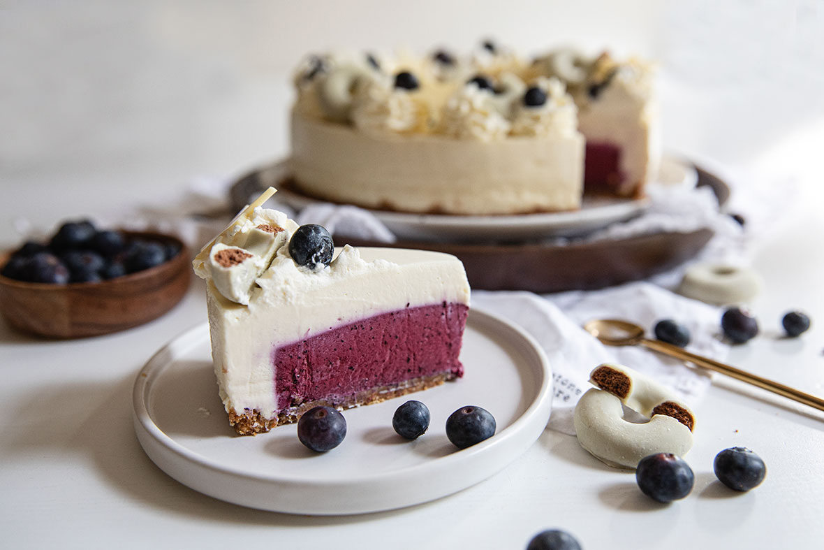 Mustikka-valkosuklaa&shy;juustokakku