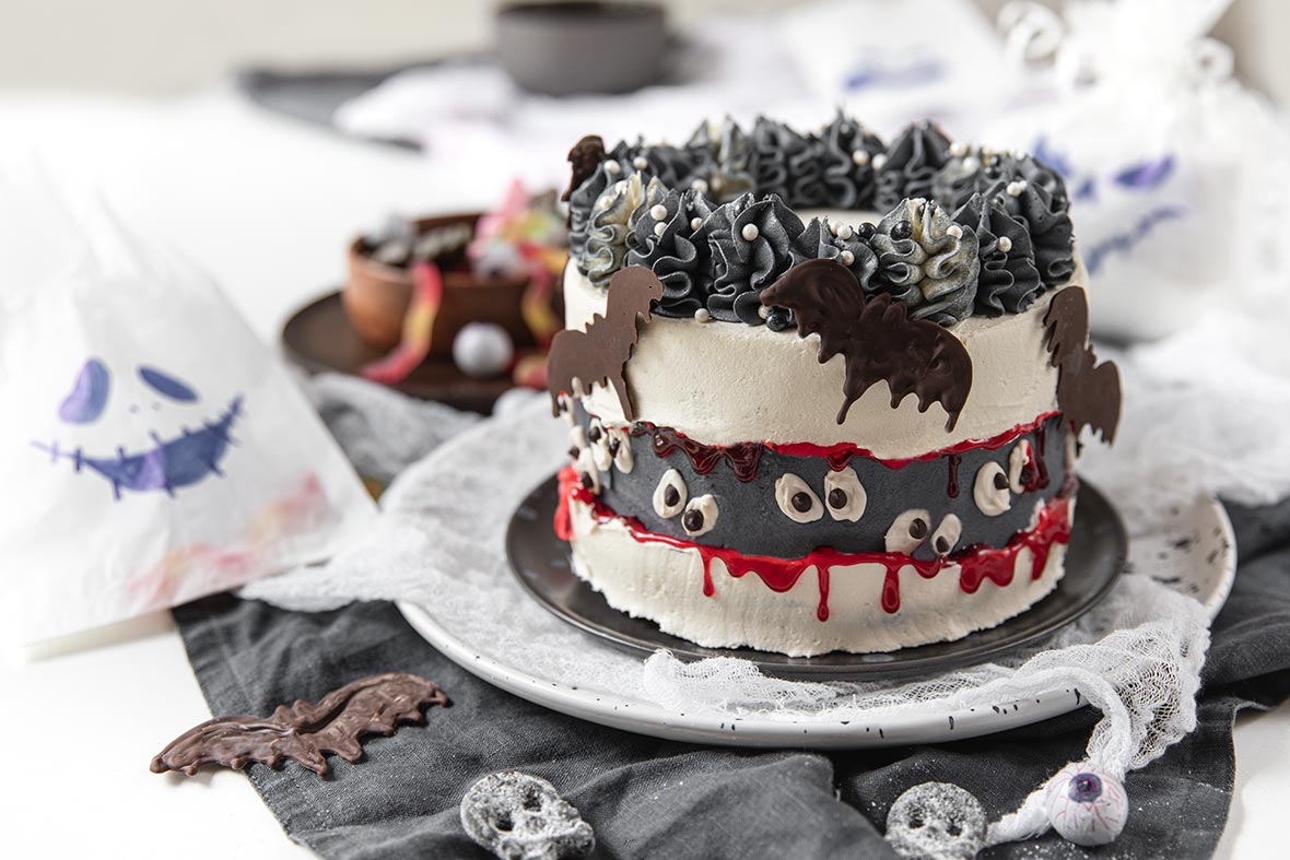 Halloweenin suklaa-kinuskikakku