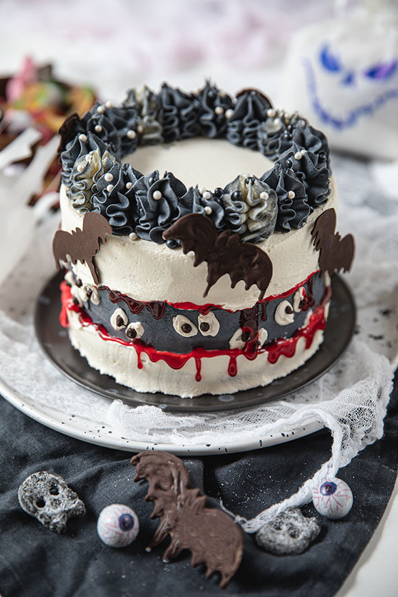 Halloweenin suklaa-kinuskikakku