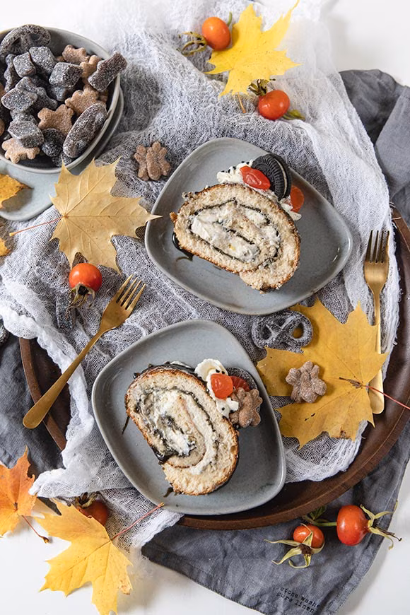 Sitruuna-lakritsikääretorttu pala