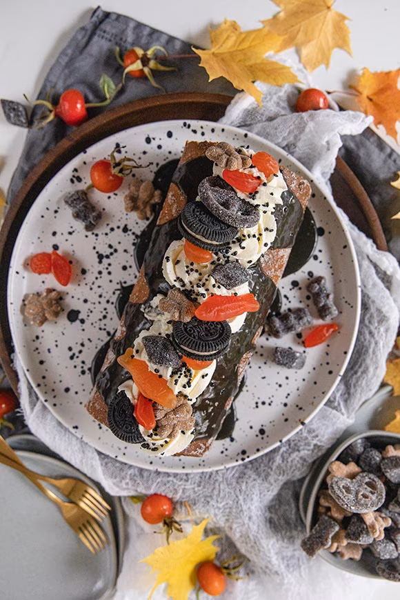 Sitruuna-lakritsikääretorttu ylhäältä