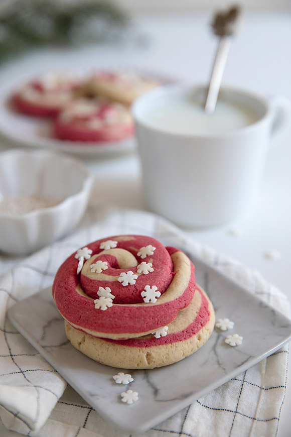 puna-valkoiset piparminttukeksit