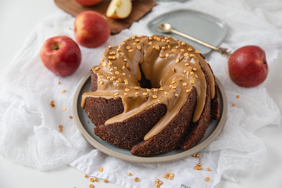 Omenakakku kanelikinuskilla