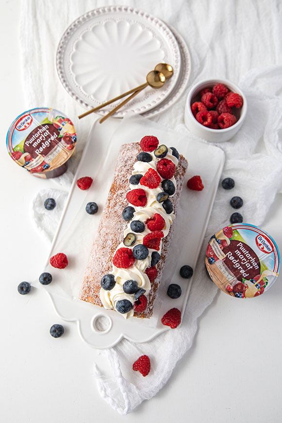 Puutarhan marjat-kääretorttu