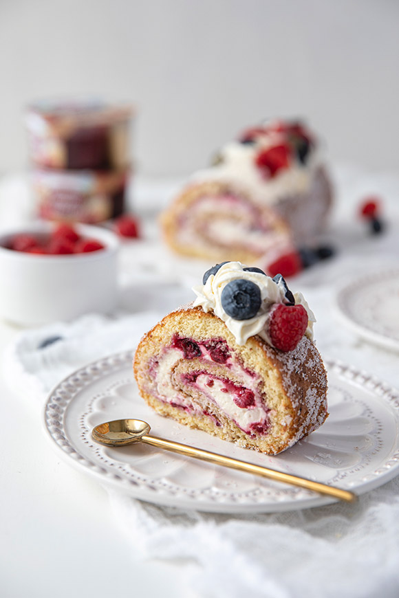 Puutarhan marjat-kääretorttu