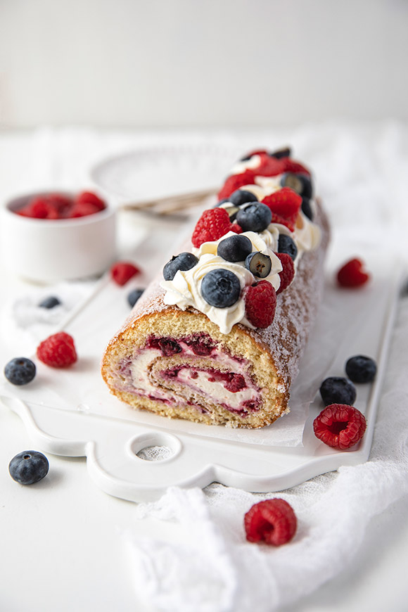 Puutarhan marjat-kääretorttu