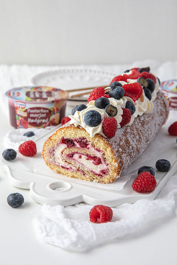 Puutarhan marjat-kääretorttu