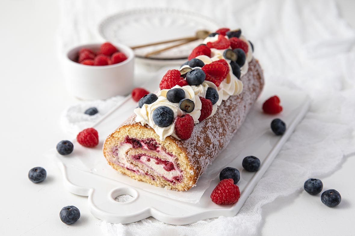 Puutarhan marjat -kääretorttu