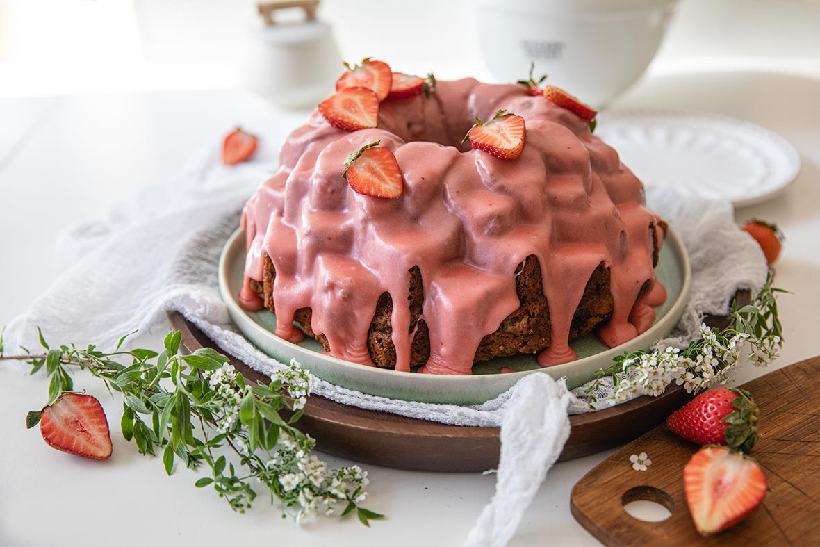 Raparperi-valkosuklaakakku marjakuorrutteella