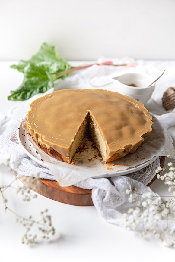 Helppo raparperipiirakka kinuskikuorrutteella