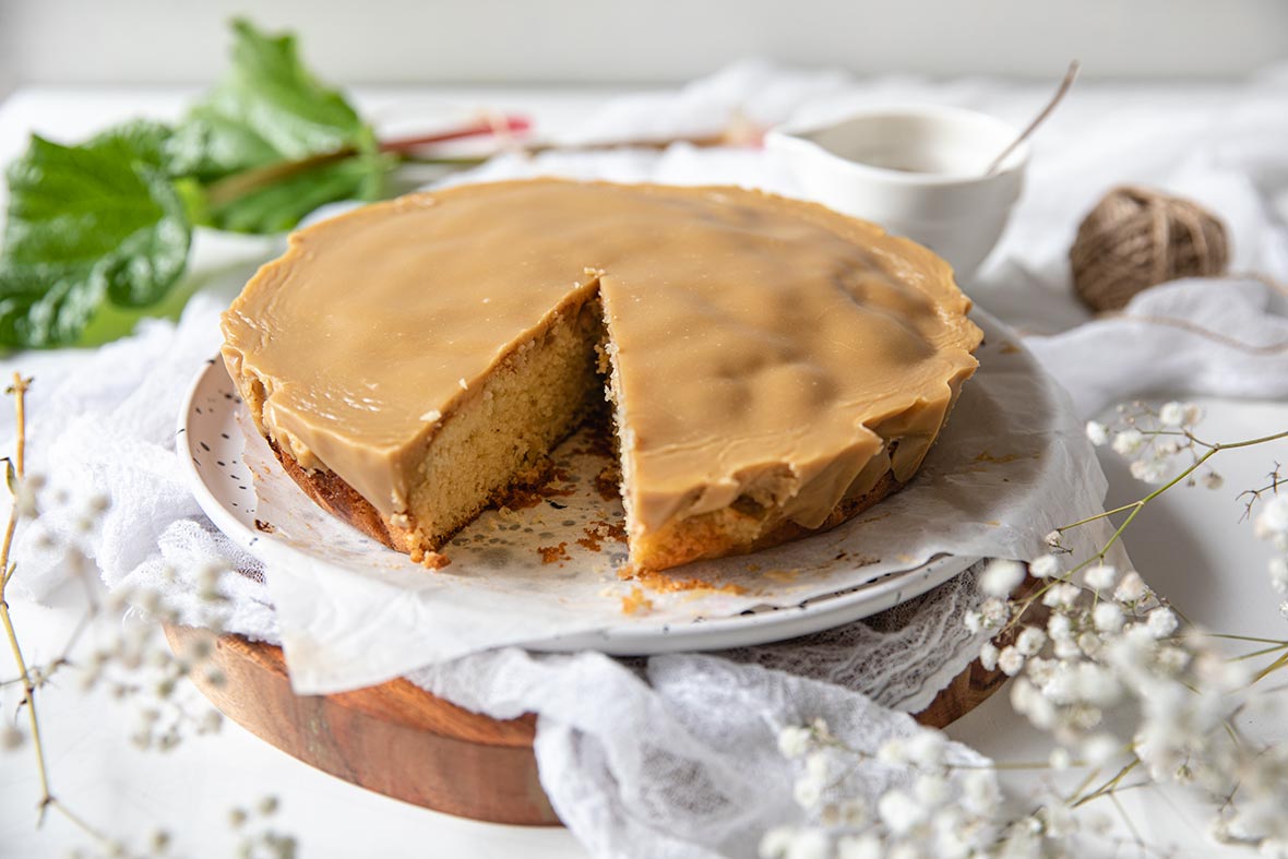 Helppo raparperipiirakka kinuskikuorrutteella