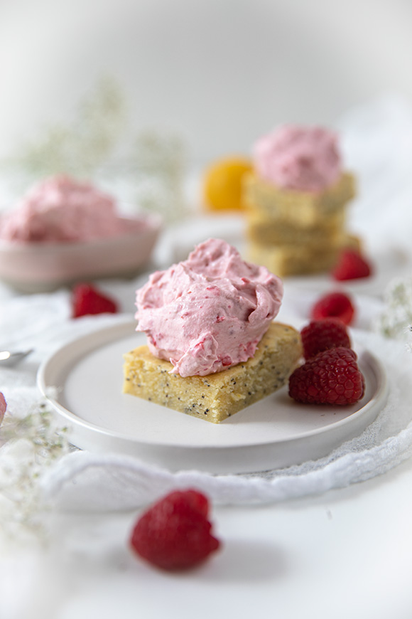 Sitruunaruudut vadelmakermalla