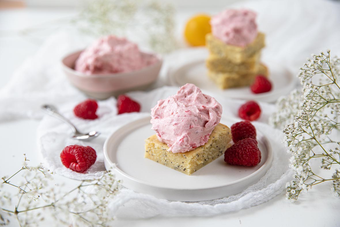 Sitruunaruudut vadelmakermalla