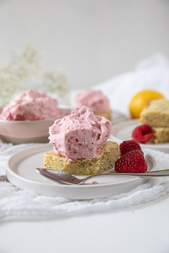 sitruunaruudut vadelmavaahdolla