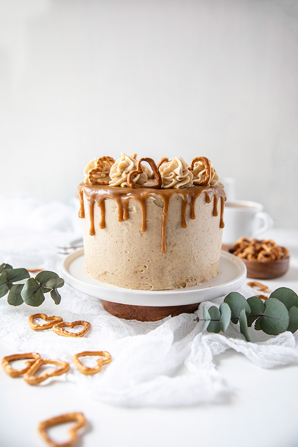 Kinuskikakku ruskistetulla voikuorrutteella