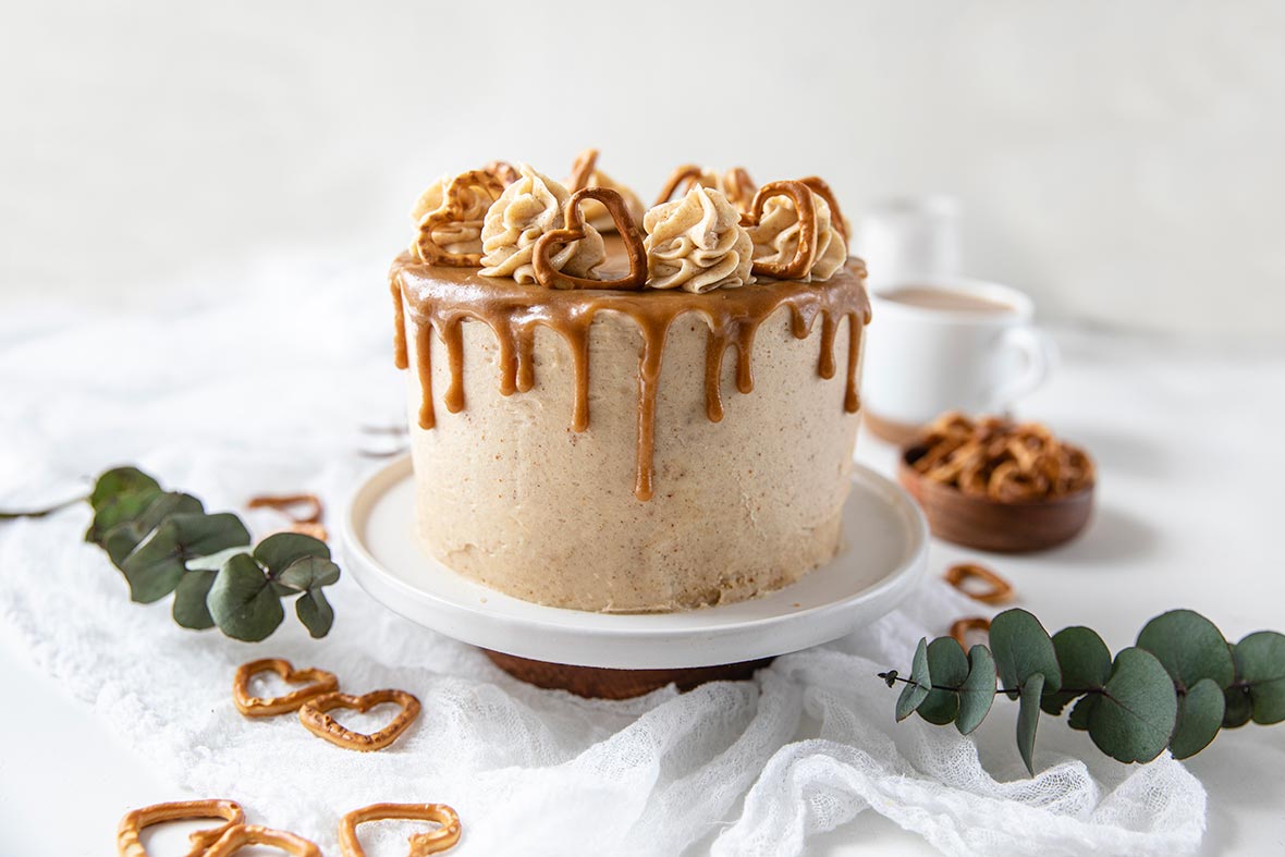 Kinuskikakku ruskistetulla voikuorrutteella