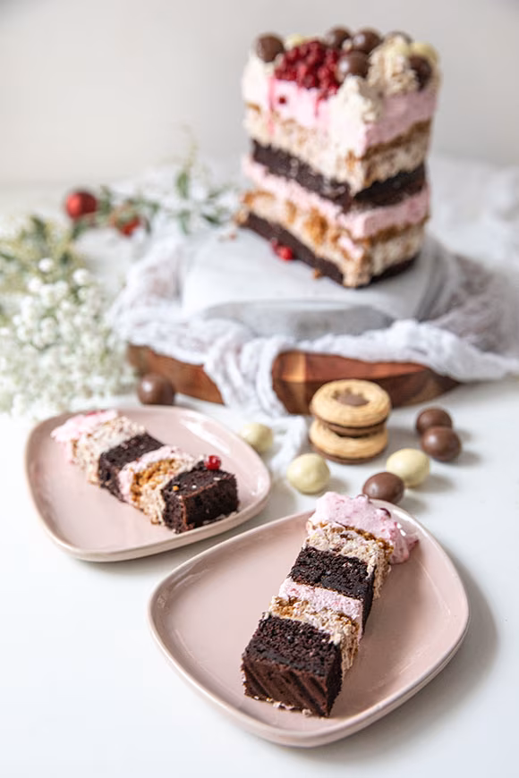 Korkean kakun leikkaaminen