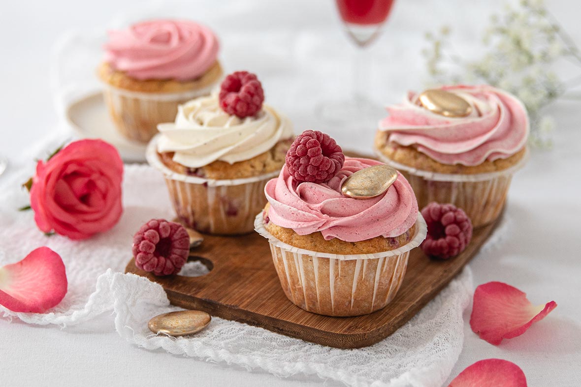 Vadelma-sitruunakuppikakut Fresita-kuorrutteella