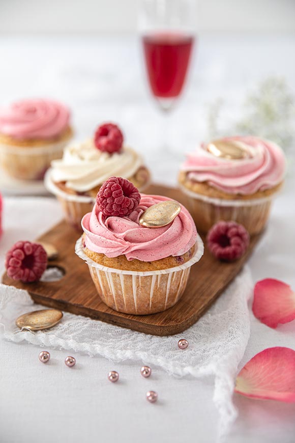 Vadelma-sitruunakuppikakut Fresita-kuorrutteella