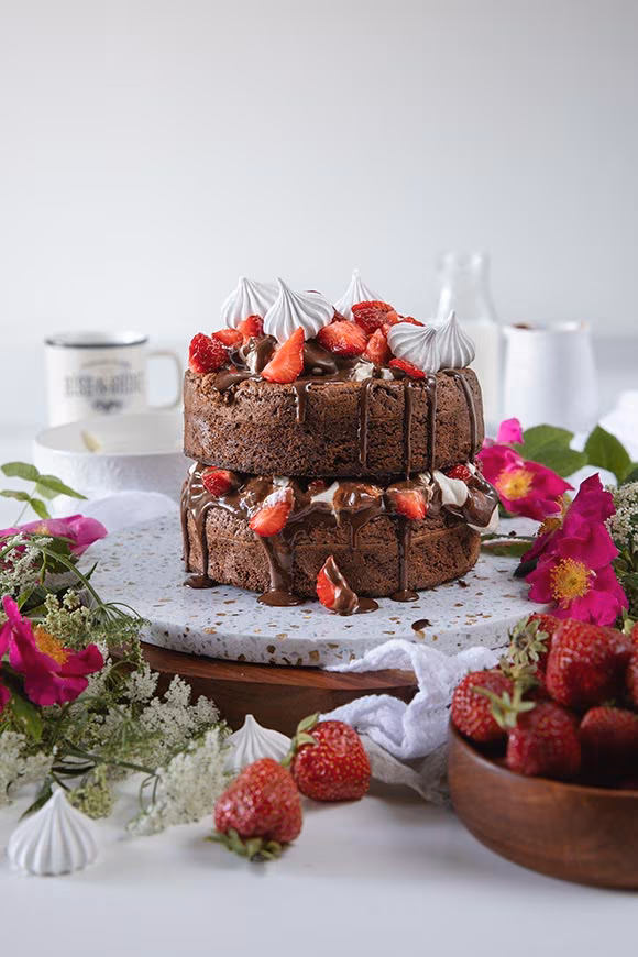 mansikka-suklaakakku