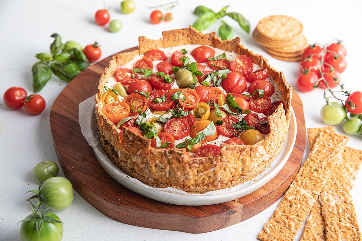 Tomaatti-basilikajuustokakku