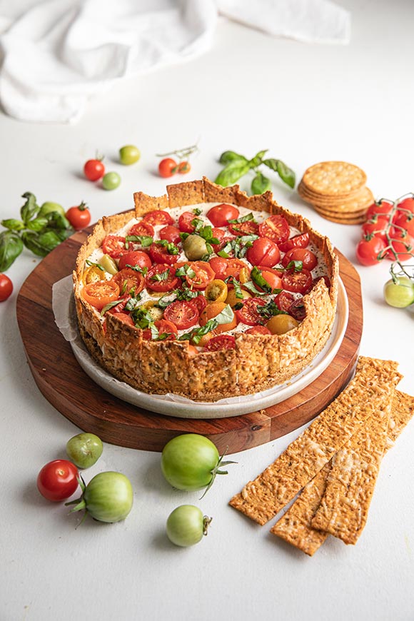 Tomaatti-basilikajuustokakku