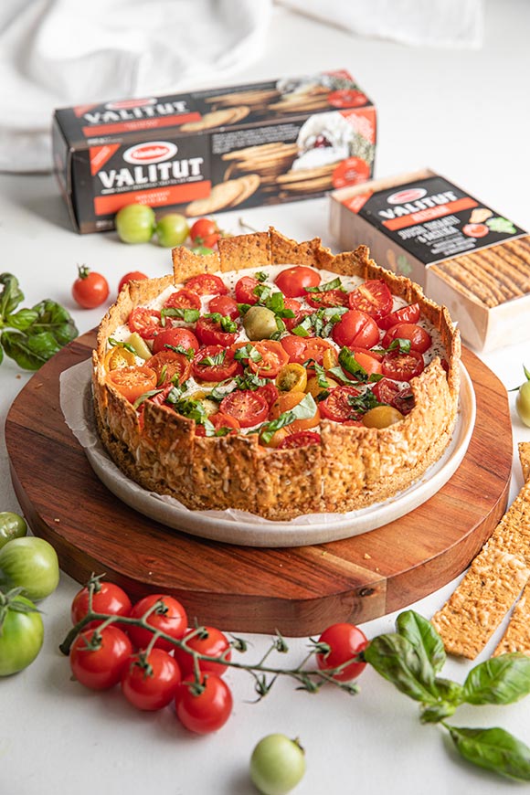 tomaatti-basilikajuustokakku