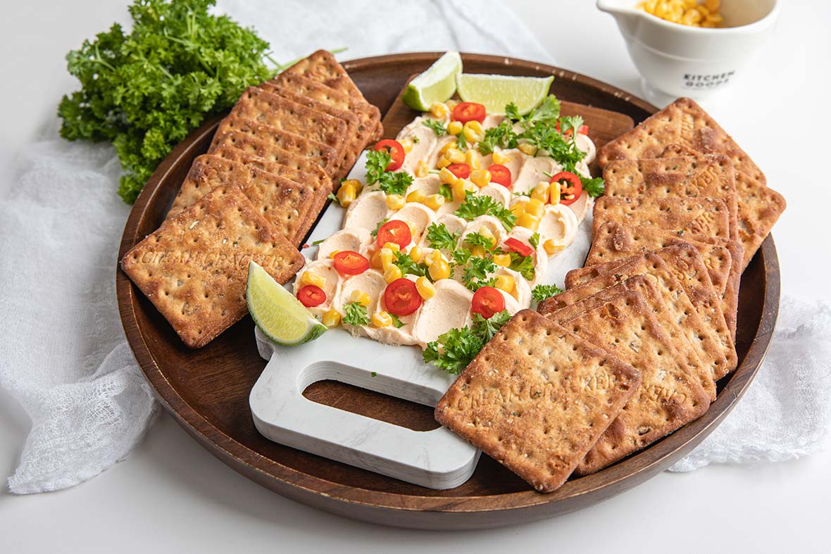 Maustetut cream crackersit ja cream cheese board