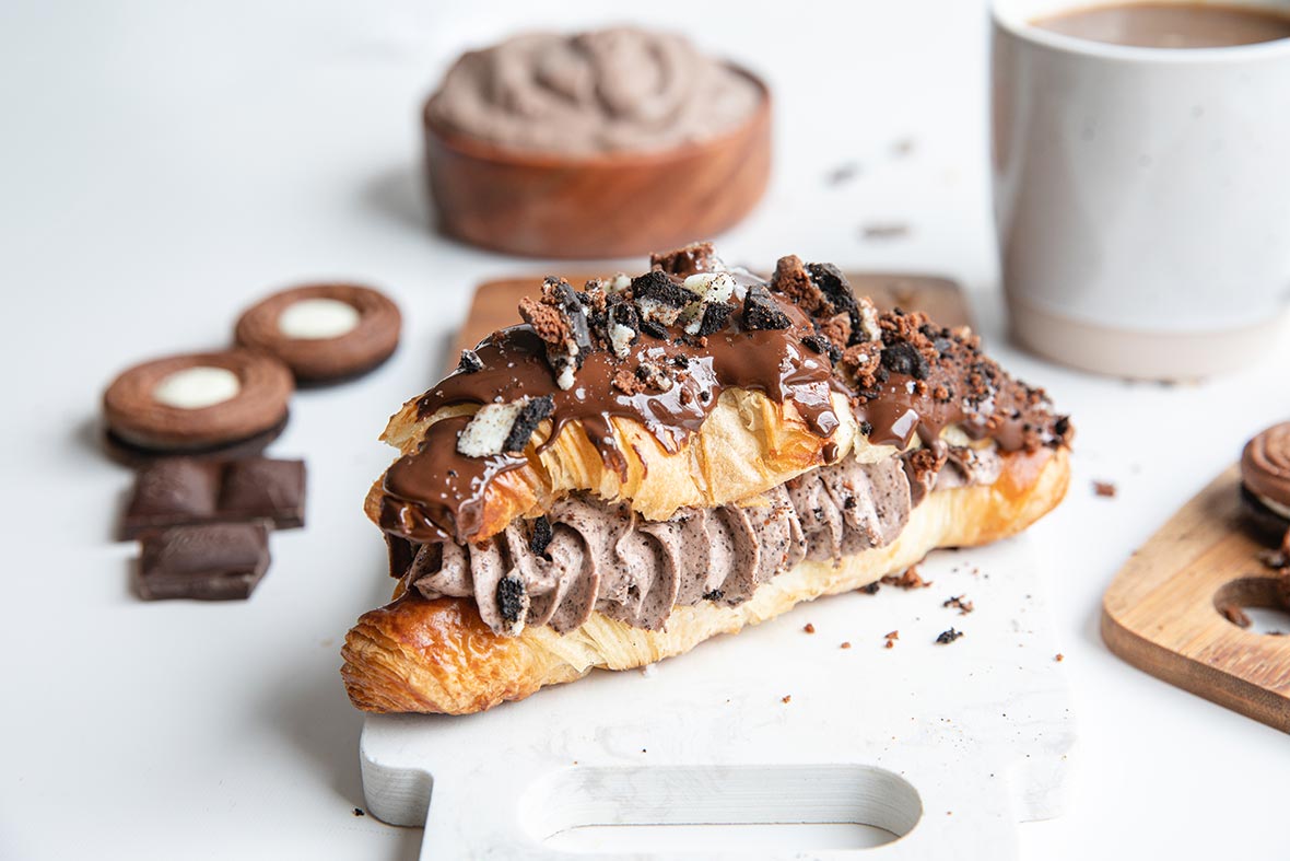 Cookies and cream croissantit