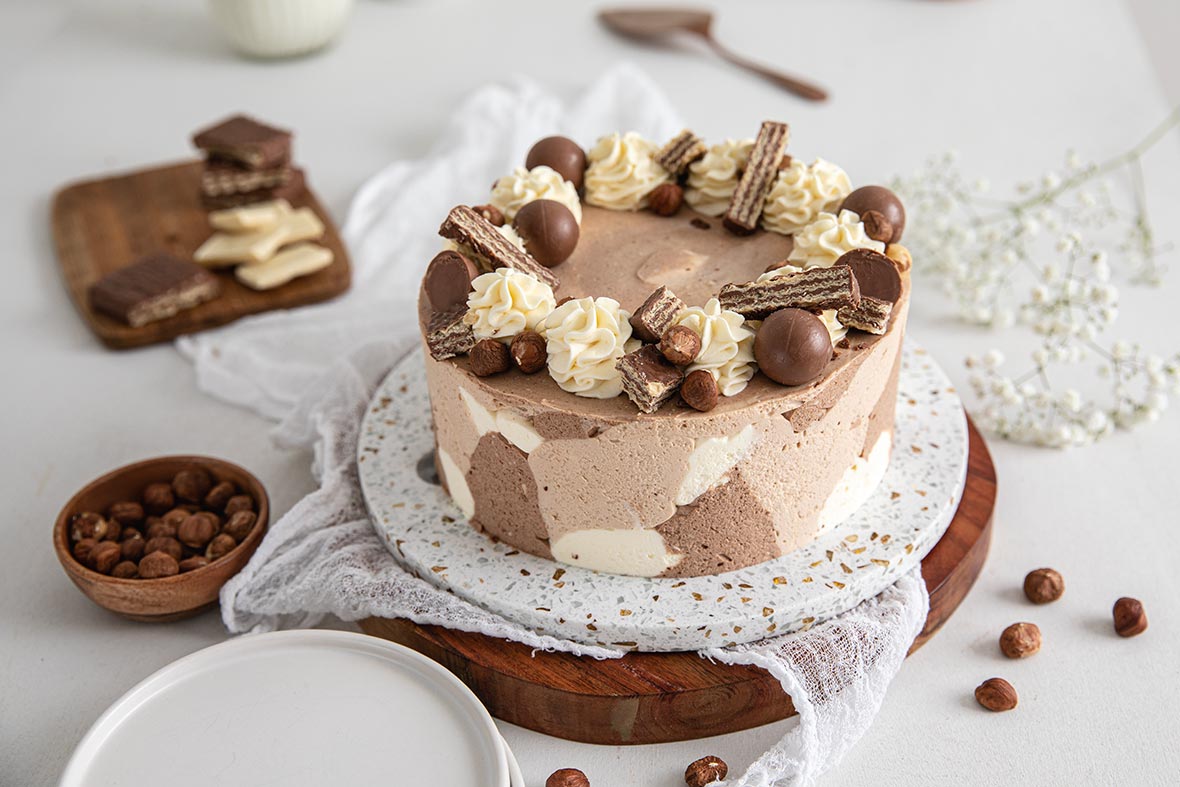 Kakkukolmikon suklaa-nougatkakku