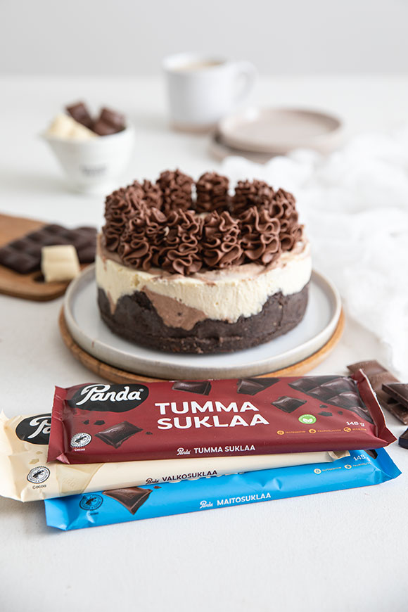 kolmen suklaan juustokakku