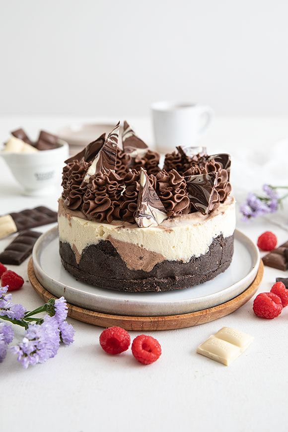 Kolmen suklaa juustokakku