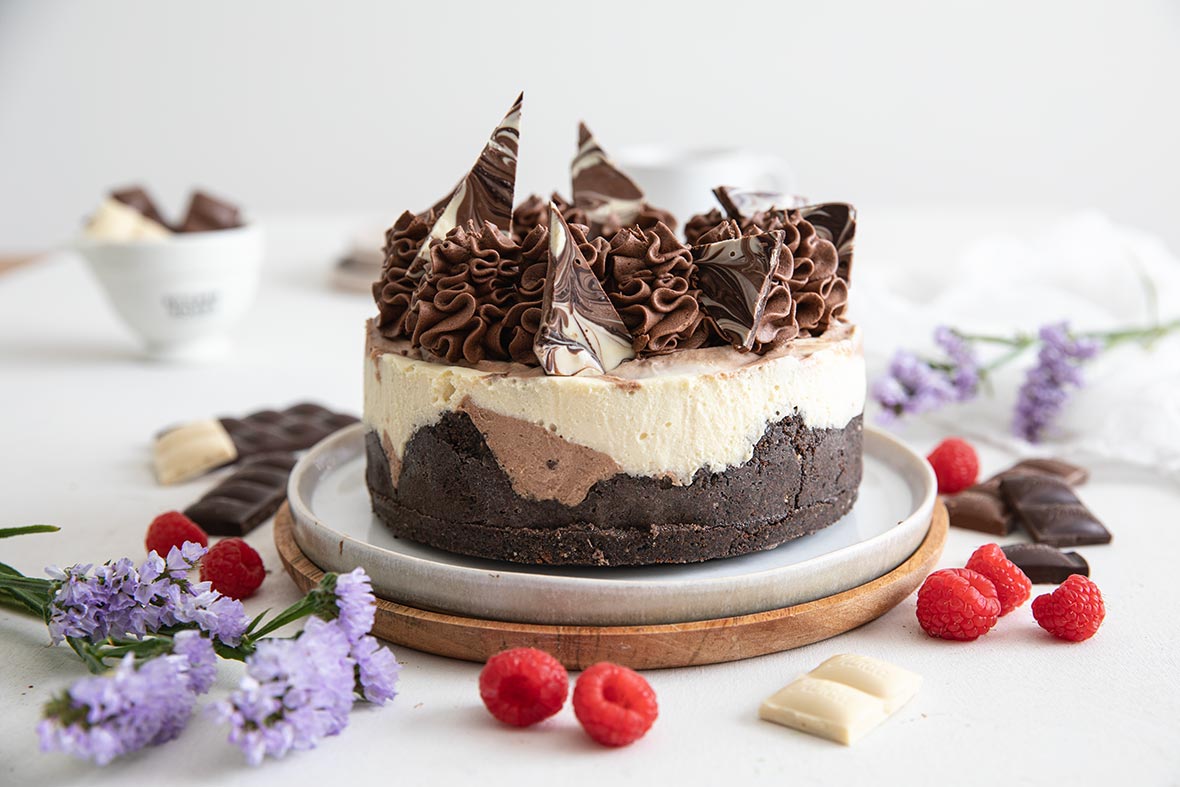 Kolmen suklaa juustokakku