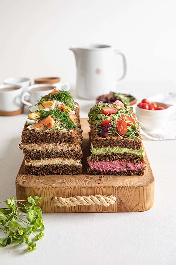 Voileipäkakku kahdella tapaa