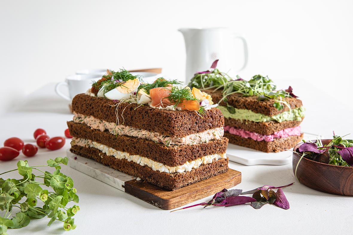 Voileipäkakku kahdella tapaa