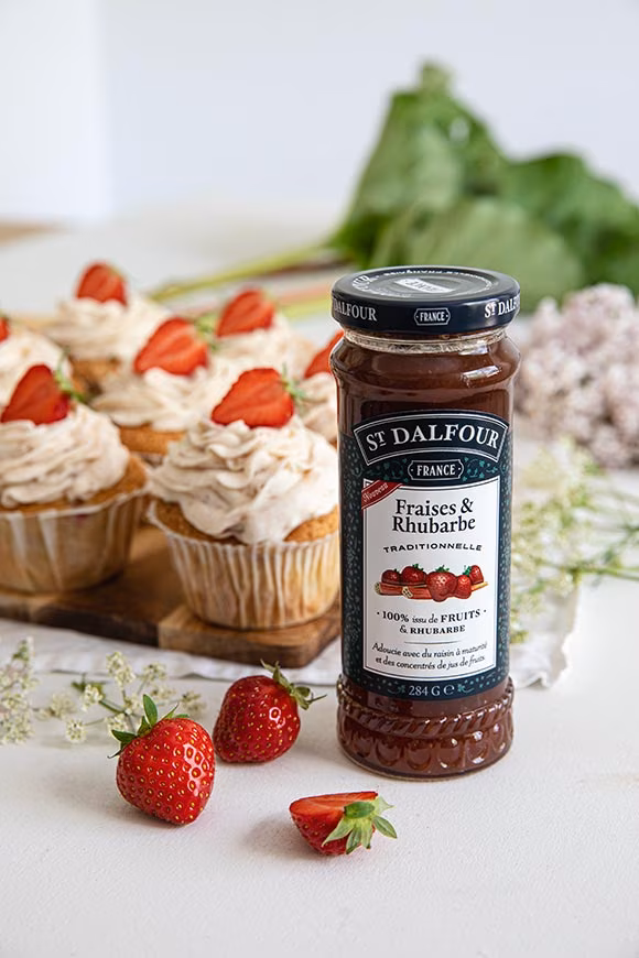 mansikka-raparperikuppikakut