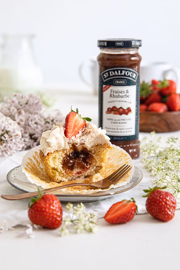 mansikka-raparperikuppikakut