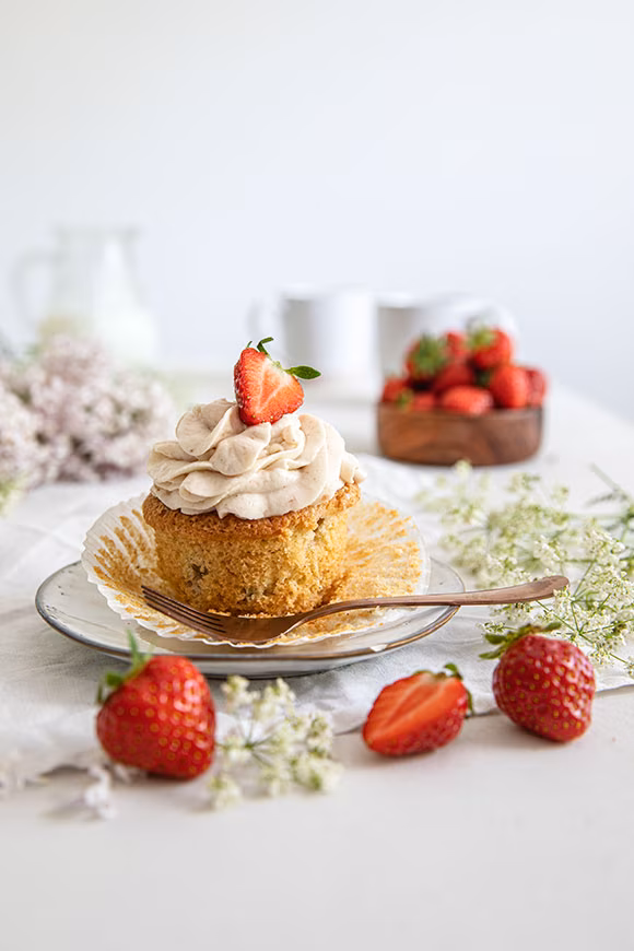 mansikka-raparperikuppikakut