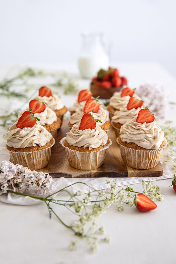 mansikka-raparperikuppikakut