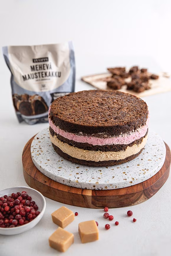 mehevä puolukka-kinuskikakku