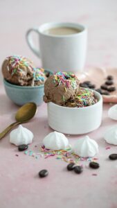 Mokkapala ja jäätelö ovat mielestäni parhaita herkkuja (no ehkä korvapuustit tähän lisäksi), joten en voinut ymmärtää, miten en ole aiemmin yhdistänyt näitä